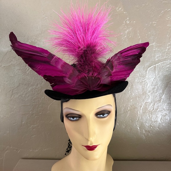 MAXINE Accessories - RARE 1940s' BLACK FELT "RIDING" HAT WITH ASTOUNDING FUCHSIA FEATHER WINGS/VEIL